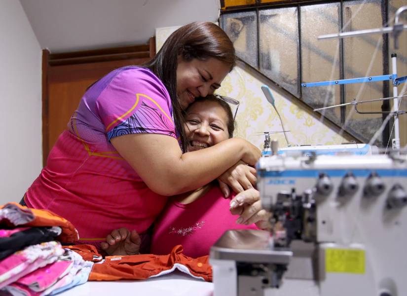 La migrante venezolana María Dorta (i) abrazando a su madre durante una entrevista con EFE, en Lima (Perú).