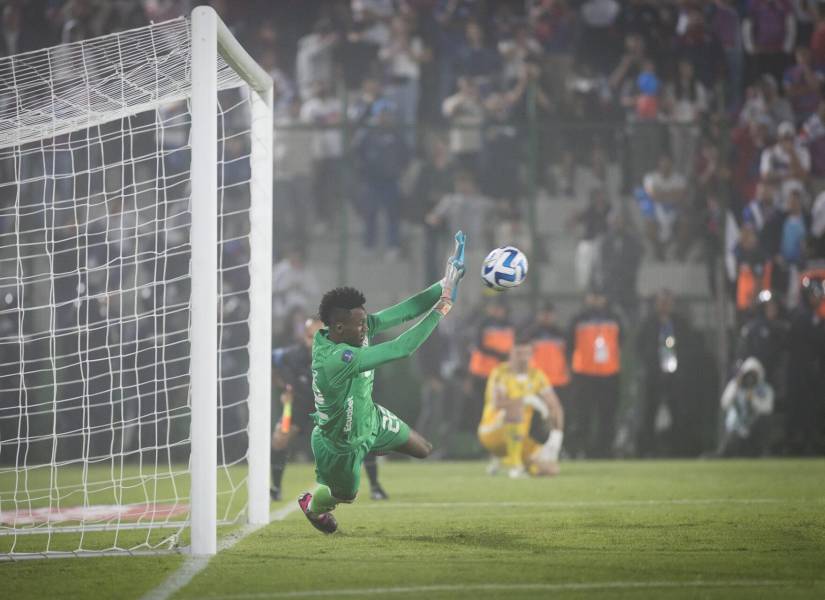 El portero de Liga de Quito, Alexander Domínguez, atajó un penal ante Fortaleza por la final de la Copa Sudamericana 2023