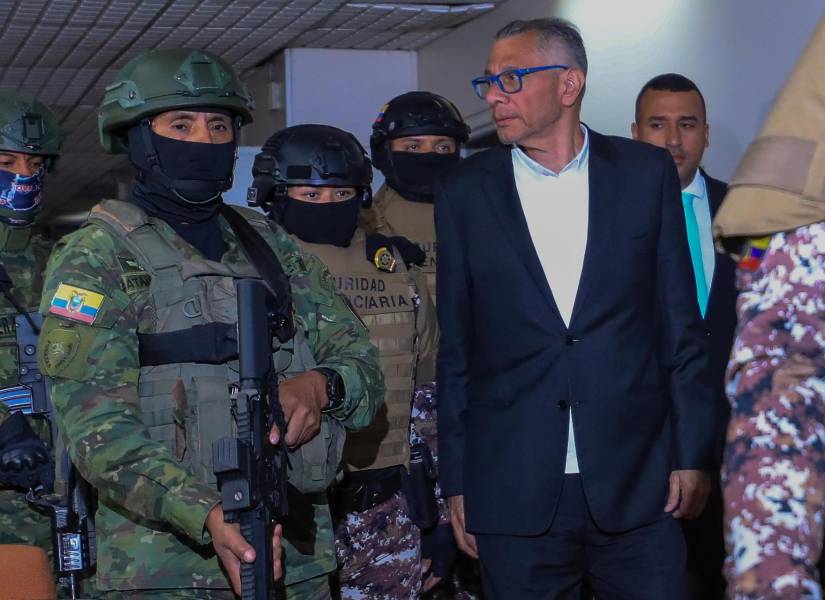 El exvicepresidente de Ecuador Jorge Glas es custodiado por soldados.