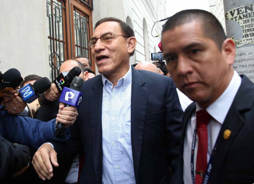 El expresidente de Perú Martín Vizcarra habla con la prensa durante su asistencia al juzgado este miércoles, en Lima