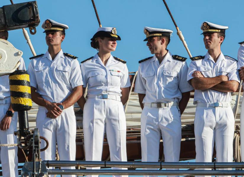La princesa Leonor de Borbón, heredera de la Corona de España, arribó este miércoles al Puerto de Montevideo (Uruguay), a bordo del buque escuela Juan Sebastián de 'Elcano', en la segunda parada que hace en América en el marco de su viaje de instrucción. EFE/Gastón Britos