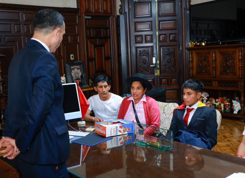 El presidente de Perú, José Jerí junto a Pol Deportes, en el palacio de Gobierno.