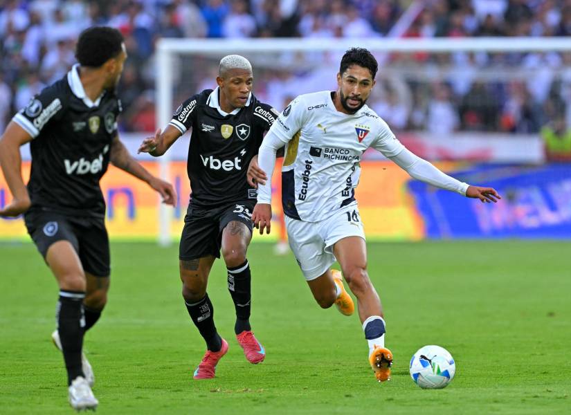 El delantero colombiano de Liga de Quito, Jeison Medina (#16), y el mediocampista de Botafogo, Danilo (#35), disputan el balón durante la Copa Libertadores.