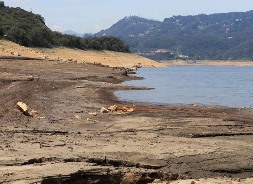 El racionamiento de agua ordenado por la Alcaldía de Bogotá ante los bajos niveles que tienen los embalses que abastecen a la ciudad, debido a la sequía agravada por el fenómeno de El Niño.