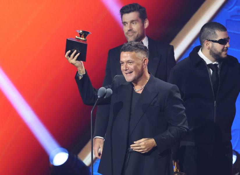 El cantante español Alejandro Sanz recibe un Latin Grammy a grabación del año este jueves, en Las Vegas (Estados Unidos).