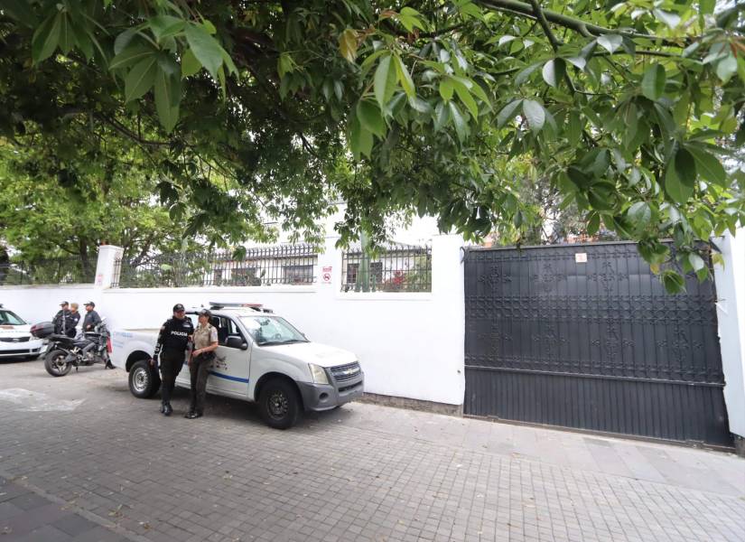 En los exteriores de la Embajada mexicana hay policías permanentemente.