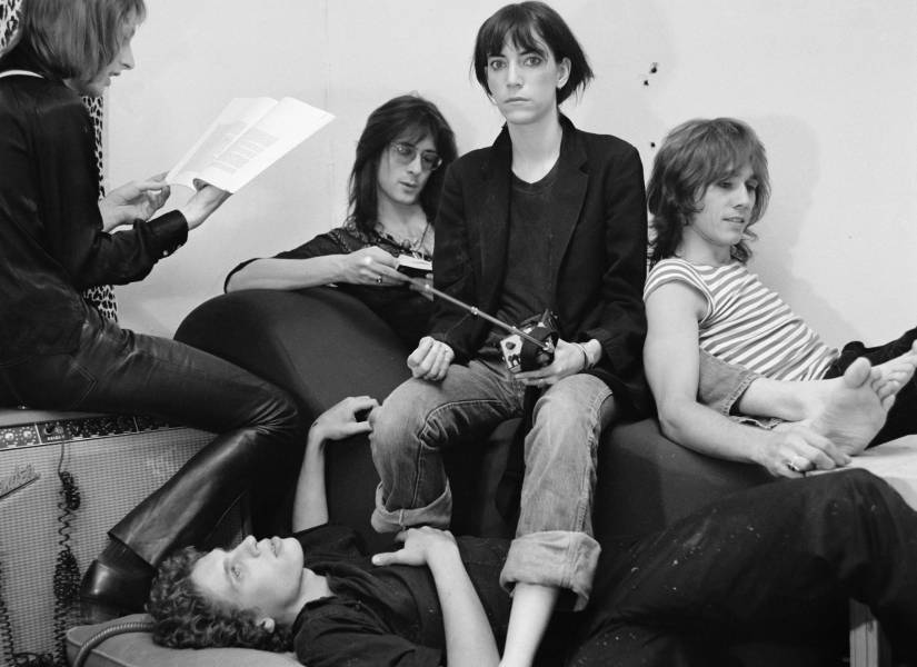 Desde Gloria, el disco atraviesa por un río de diferentes ritmos, entre el reggae, jazz, folk, hasta llegar a un recital poético acompañado por riffs rocanroleros que le dan actitud cuando Patti Smith repite “Horses, horses, horses, horses”.