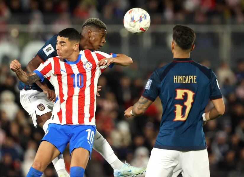 Miguel Almirón de Paraguay disputan el balón con Nilson Angulo de Ecuador este jueves, en un partido por las Eliminatorias a la Copa Mundial 2026