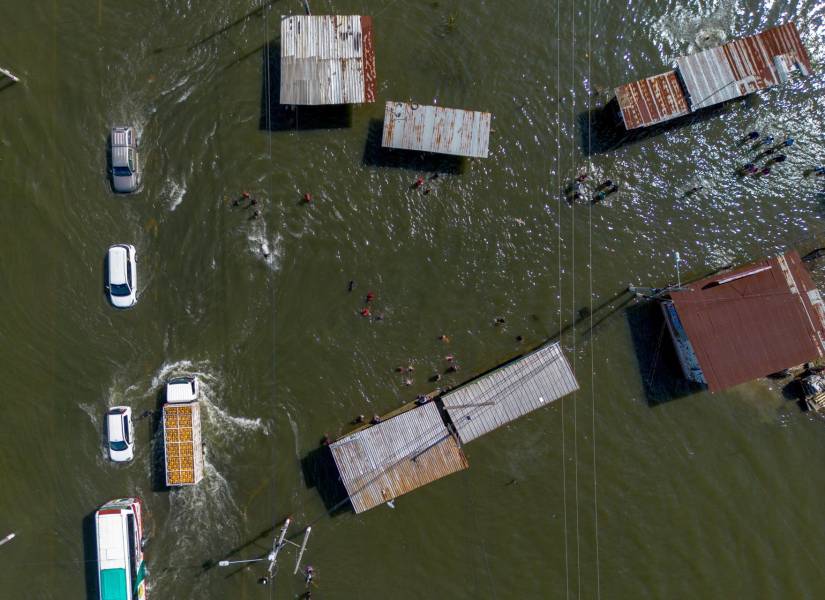 Fotografía aérea de casas afectadas por una inundación el martes 11 de marzo en Jujan, Guayas.