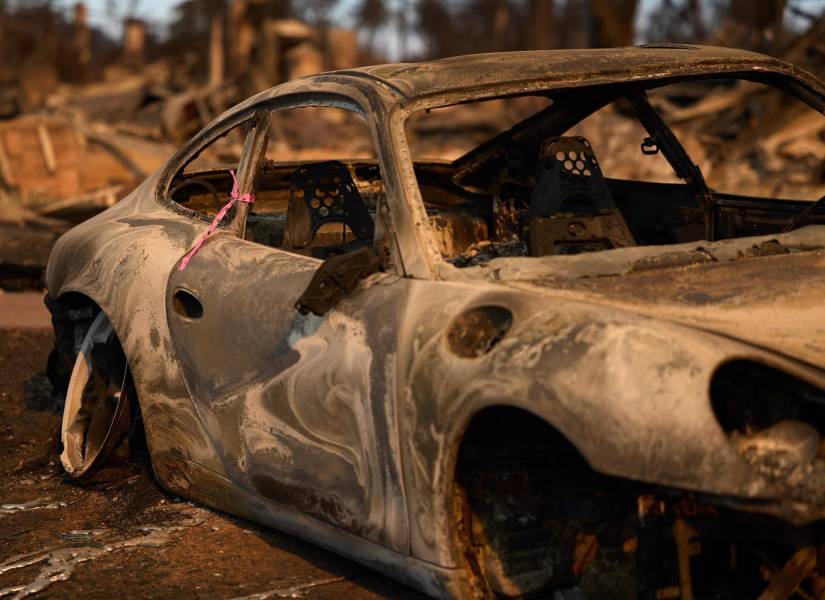 En las calles de Pacific Palisades hay vehículos calcinados.