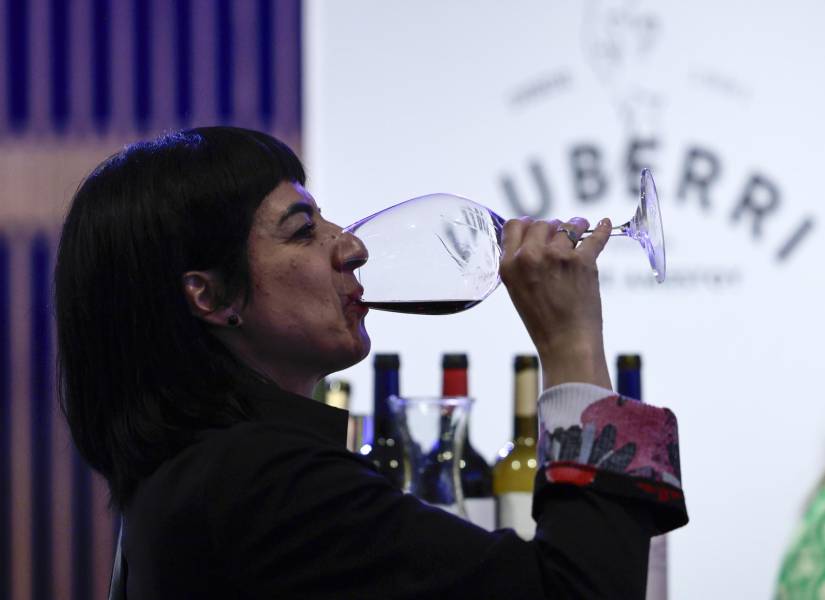Una persona participa en una cata de vinos durante la Basque Wine este martes, en Ciudad de México (México). EFE/ José Méndez
