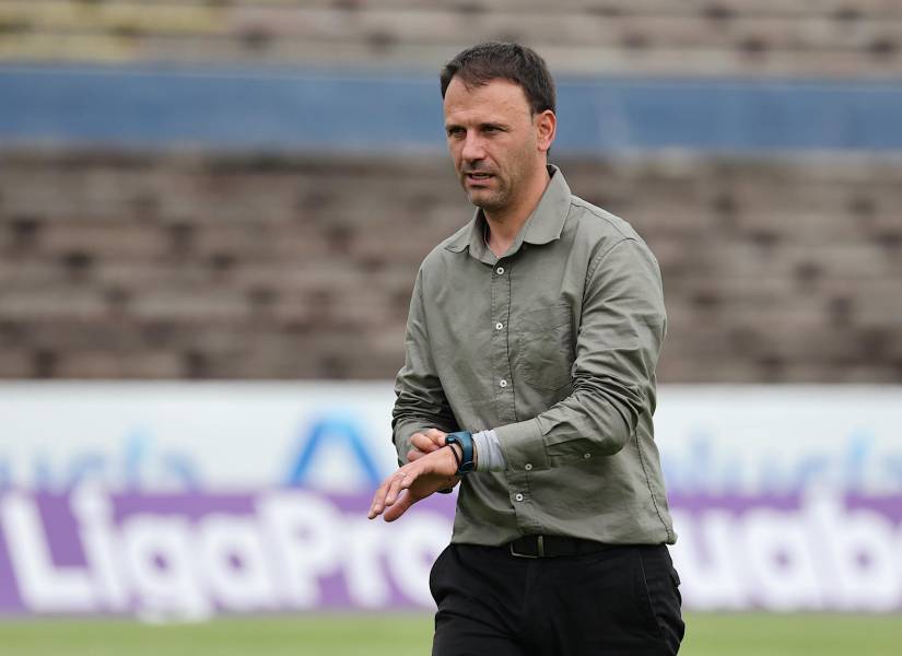 Álex Pallares habló de la posible llegada de un nuevo atacante.