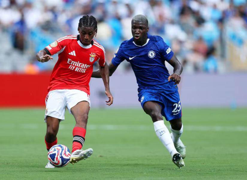Moisés Caicedo en un partido contra el Benfica por el Mundial de Clubes