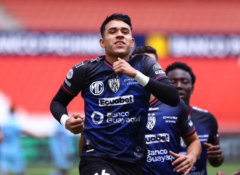 Kendry Páez festejando un gol.