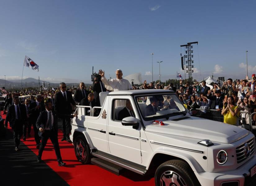 El papa León XIV en el papamóvil al llegar a presidir la Santa Misa con motivo del Jubileo de la Juventud.