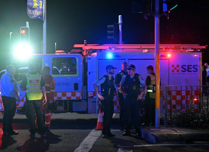 Agentes de policía y los servicios de emergencia trabajan en la zona de la playa de Bondi en Sídney, Australia.