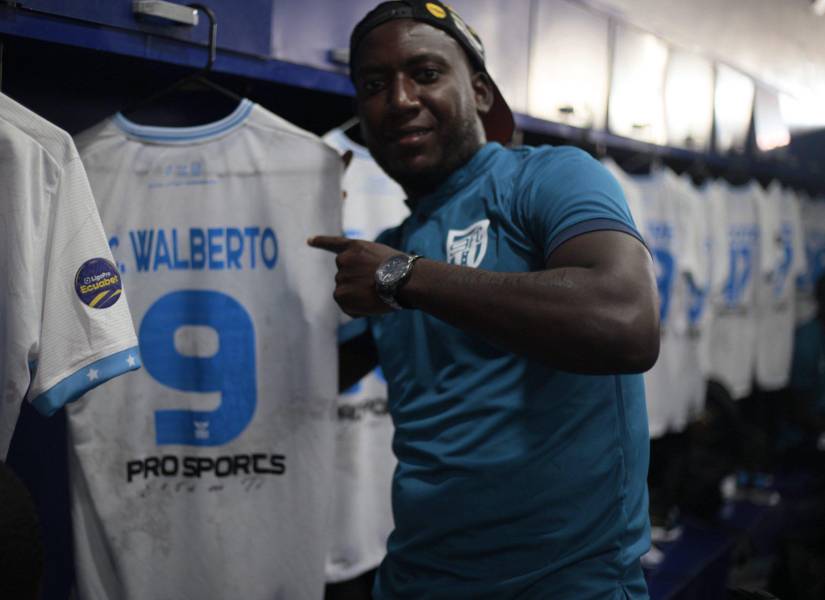 Walberto Caicedo, jugador de 9 de Octubre, momentos antes de que se impidiera jugar el partido contra el Manta.