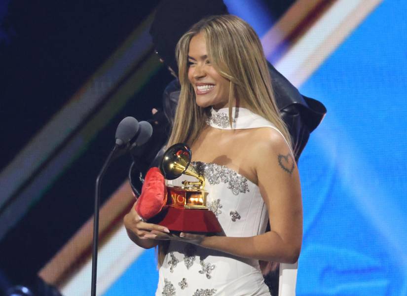 La cantante colombiana Karol G celebra luego de recibir un premio durante la ceremonia de los Latin Grammy este jueves, en Las Vegas (Estados Unidos).