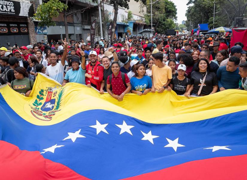 Personas asisten a una marcha en apoyo al presidente Nicolás Maduro, este lunes en Caracas, Venezuela