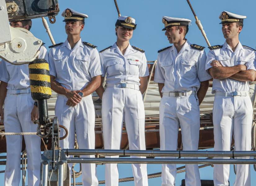 -FOTODELDÍA- MONTEVIDEO (URUGUAY), 05/03/2025.- La princesa Leonor de Borbón (c) llegó este miércoles al Puerto de Montevideo (Uruguay), a bordo del buque escuela Juan Sebastián de Elcano, en la segunda parada que hace en América en el marco de su viaje de instrucción. EFE/Gastón Britos