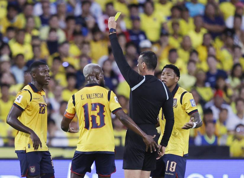 Wilmar Roldán expulsó a Moisés Caicedo por doble amarilla en el Ecuador vs. Argentina.
