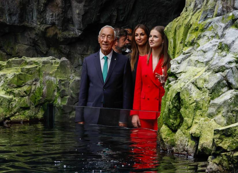 La princesa Leonor de Borbón y el presidente la República Portuguesa, Marcelo Rebelo de Sousa, durante su visita al Oceanário de Lisboa.