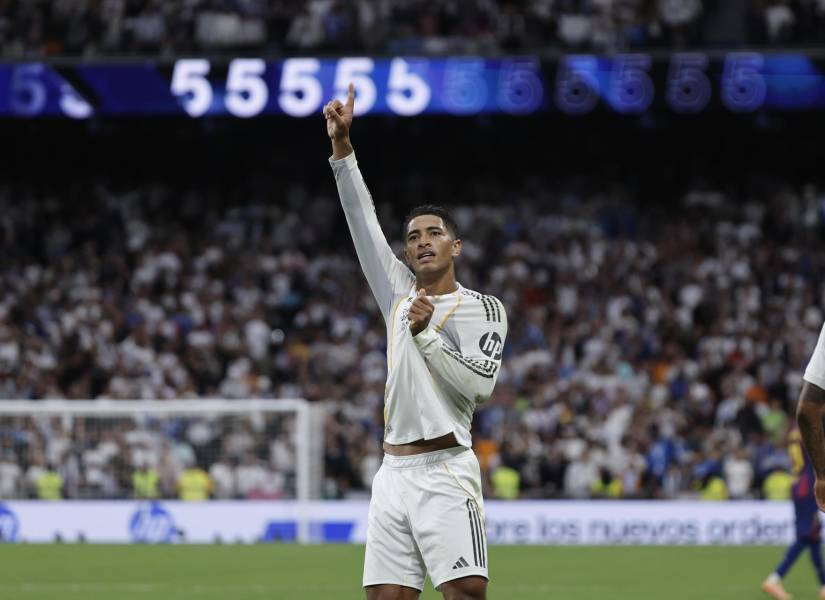 Jude Bellingham celebra su gol contra el Barcelona, durante el partido de la décima jornada de LaLiga, que Real Madrid y FC Barcelona disputan este domingo en el estadio Santiago Bernabéu.