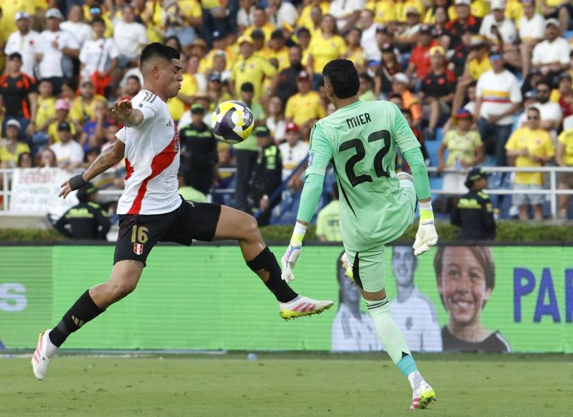 Kevin Mier (d) de Colombia disputa el balón con Luis Ramos de Perú por las Eliminatorias Sudamericanas para el Mundial 2026