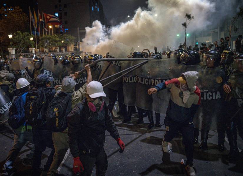 Manifestantes se enfrentan con integrantes de la Policía de Perú durante una protesta este miércoles, en Lima (Perú).