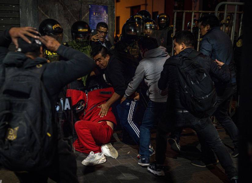 Manifestantes se enfrentan con integrantes de la Policía Nacional de Perú durante una protesta este miércoles, en Lima (Perú).
