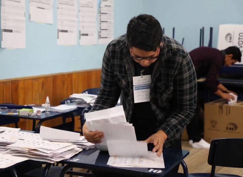 Un ecuatoriano contando las papeletas.