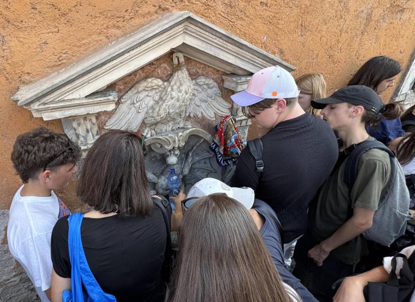 Varias personas beben agua en una fuente de Roma, este lunes. EFE/ Daniel Cáceres