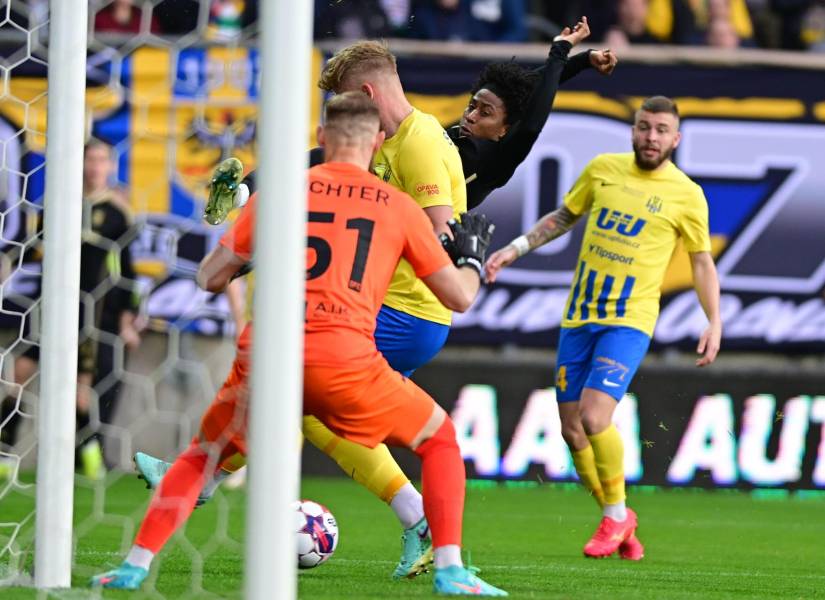 Ángelo Preciado fue sustitudo al minuto 72, en la victoria 2-0 del Sparta Praga.