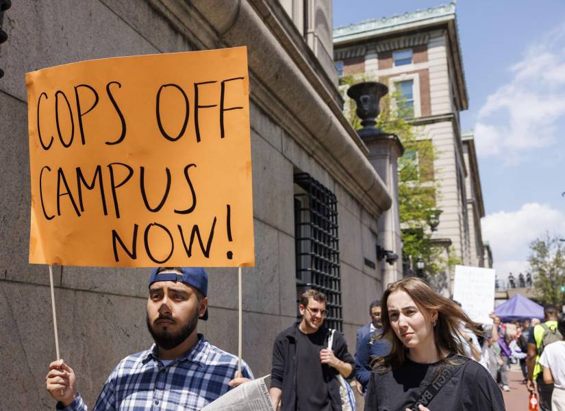 Estudiantes y otros partidarios propalestinos expresan su desaprobación por tener policías en el campus, de la Universidad de Columbia en Nueva York, Estados Unidos, el 1 de mayo de 2024.