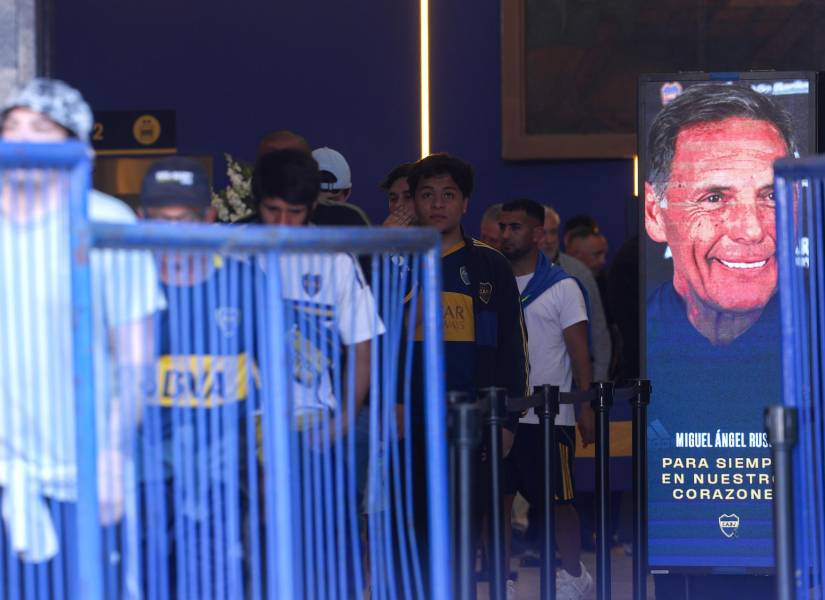 Personas salen del velorio del entrenador argentino Miguel Ángel Russo este jueves, en La Bombonera, en Buenos Aires (Argentina).