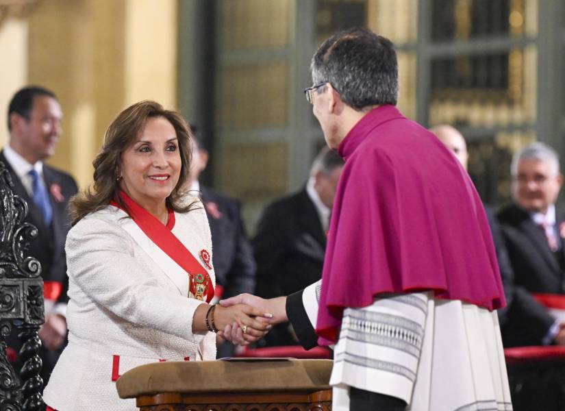 Fotografía cedida por la Presidencia de Perú del arzobispo de Lima y cardenal, Carlos Castillo Mattasoglio (d), saludando a la presidenta de Perú, Dina Boluarte, este lunes en Lima (Perú).