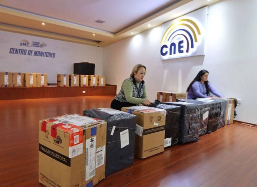 Personas abriendo paquetes electorales en el centro de monitoreo del CNE