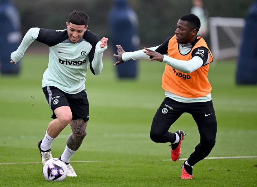 Enzo Fernández y Moisés Caicedo entrenando con el Chelsea.