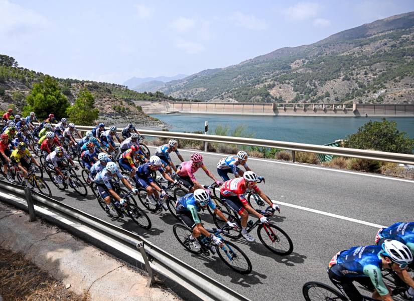 Una vista de los ciclistas en el primer bloque de La Vuelta a España se cierra este domingo en Granada.