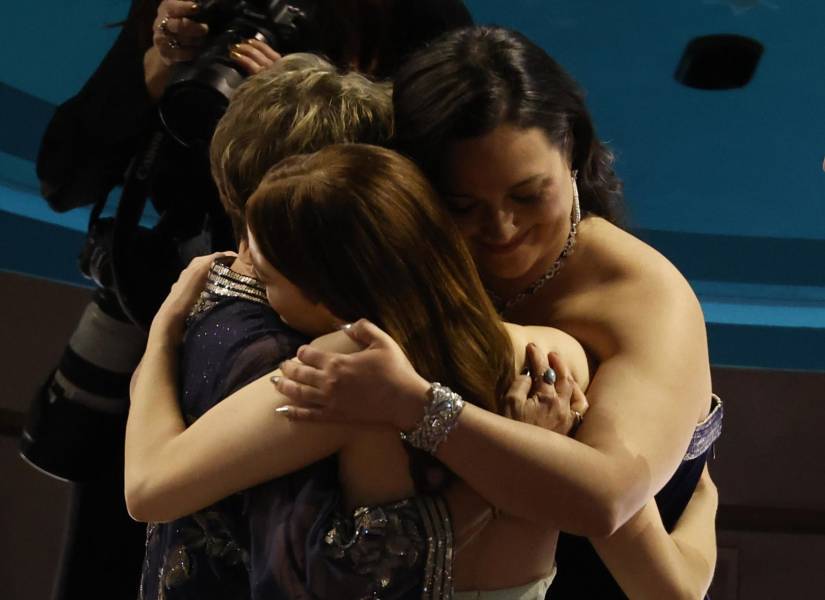Las nomindas a mejor actriz, Annette Bening, Lily Gladstone abrazándose con la ganadora de la categoria, Emma Stone.