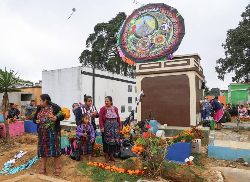 Decenas de personas fueron captadas durante la celebración del Día de Muertos, en Santiago Sacatepéquez (Guatemala).