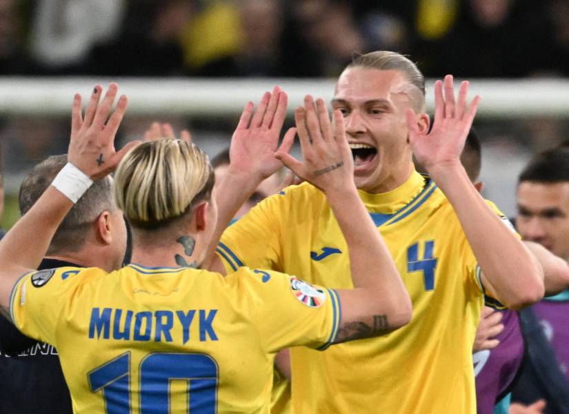 Mykhaylo Mudryk y Maksym Talovierov celebran la clasificación de Ucrania a la Eurocopa 2024.