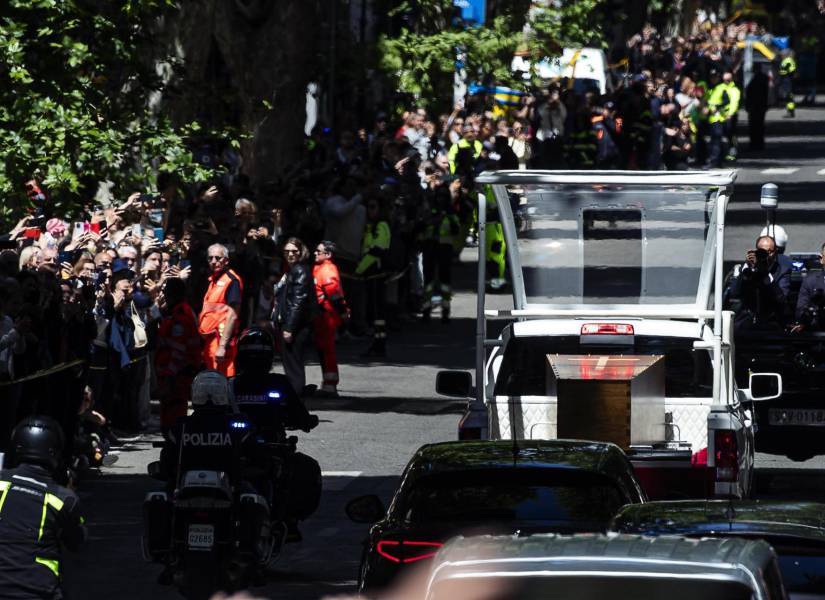 El vehículo con el féretro del papa Francisco por las calles de Roma.