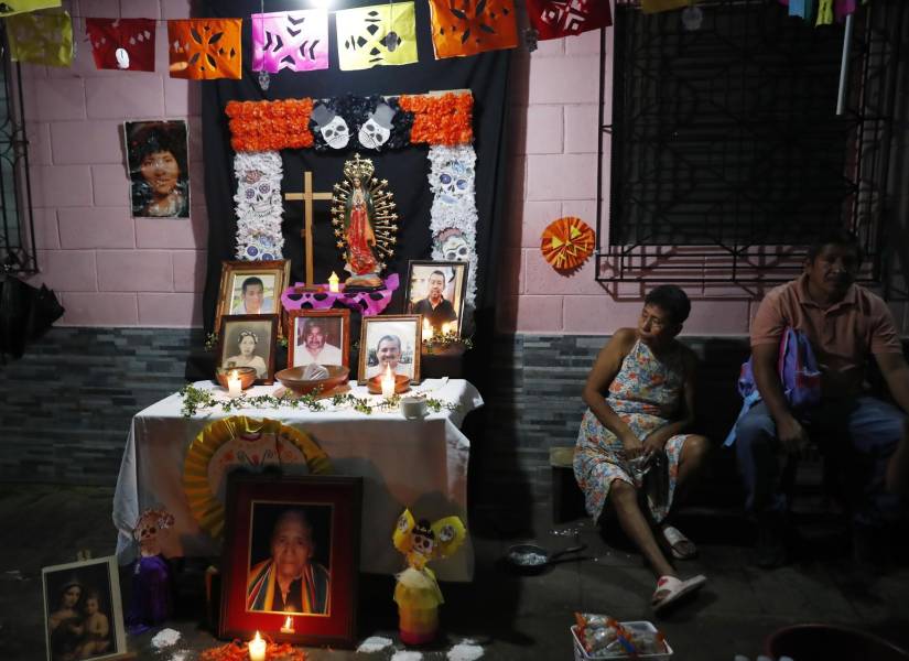 Personas observan un altar durante la festividad de los Canchules este 1 de noviembre de 2025, en Nahuizalco (El Salvador).
