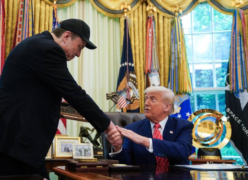 El presidente de Estados Unidos, Donald Trump, estrecha la mano de Elon Musk después de que Trump le entregara la “llave de la Casa Blanca” durante una conferencia de prensa en la Oficina Oval de la Casa Blanca en Washington D. C., el 30 de mayo de 2025.