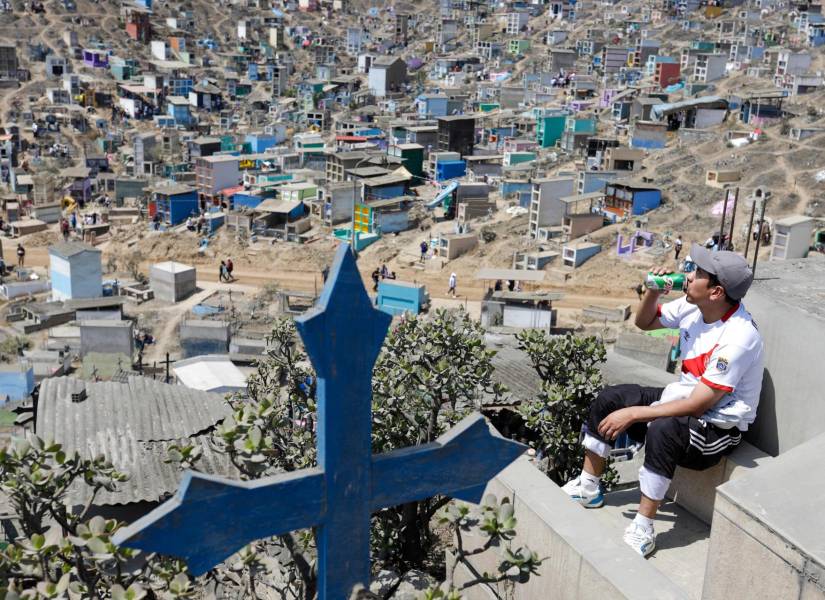 Una persona asiste al cementerio Virgen de Lourdes este sábado, en Lima (Perú).