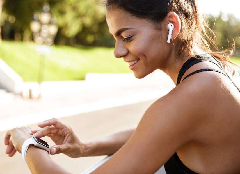 Mujer revisando su smartwatch.