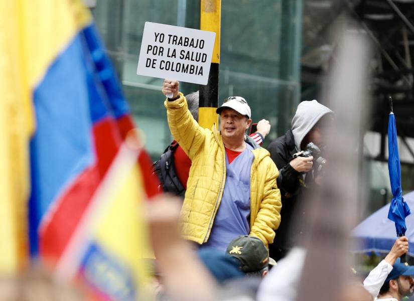 Manifestantes opositores al Gobierno de Gustavo Petro participan en una jornada de protesta en las calles de Bogotá.