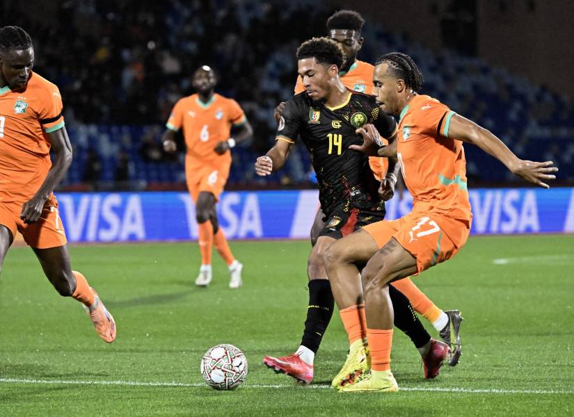 El mediocampista de Camerún, #14 Danny Namaso (segundo desde la derecha), disputa el balón con el defensor de Costa de Marfil, #17 Guela Doué (derecha), durante el partido del Grupo F de la Copa Africana de Naciones