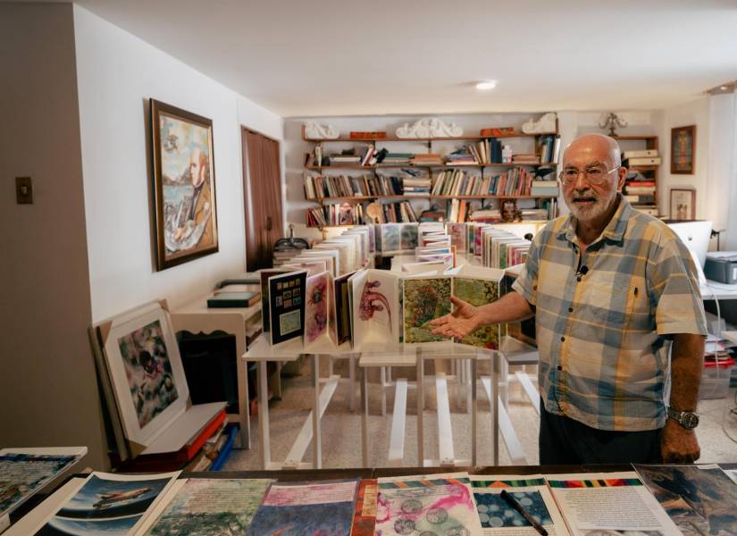 Fotografía cedida por David Rojas del investigador en ciencias marinas y acuarelista ecuatoriano, Roberto Jiménez, hablando durante una entrevista con EFE en su estudio en Guayaquil (Ecuador).